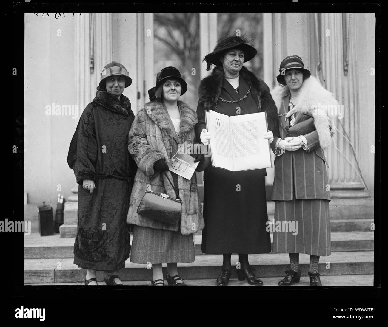 Grp. de Welsh femmes montrent Peace Memorial pour le prés. de la femme du pays de Galles pour les femmes d'Amérique Abstract/moyenne : 1 négative : 4 x 5 in. ou moins Banque D'Images