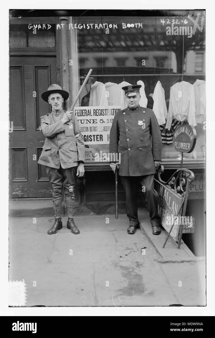 Garde au kiosque d'inscription Résumé/moyenne : 1 négative : 5 x 7 in. ou moins. Banque D'Images