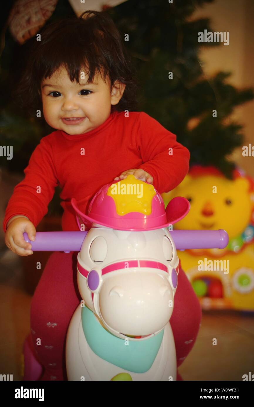 Mignon Bebe Fille Jouant Avec Cheval A Bascule A La Maison Photo Stock Alamy