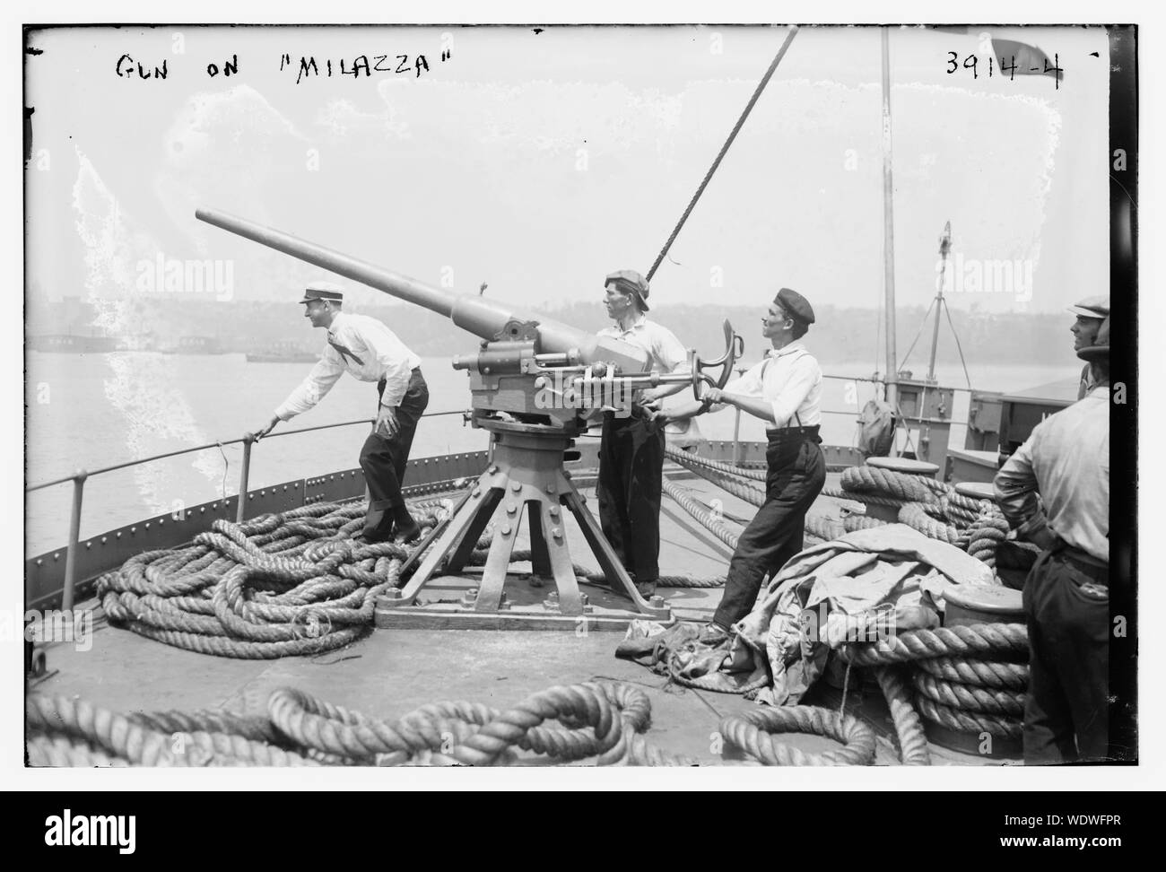 Pistolet sur MILAZZA [c.-à-d. MILAZZO] Abstract/moyenne : 1 négative : 5 x 7 in. ou moins. Banque D'Images
