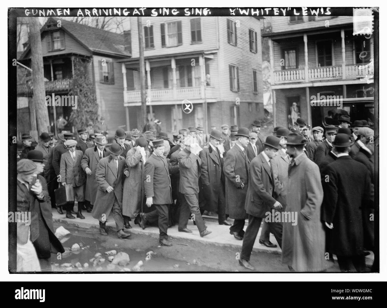 Des hommes armés qui arrivent à chanter chanter, Whitey Lewis Résumé/moyenne : 1 négative : 5 x 7 in. ou moins. Banque D'Images