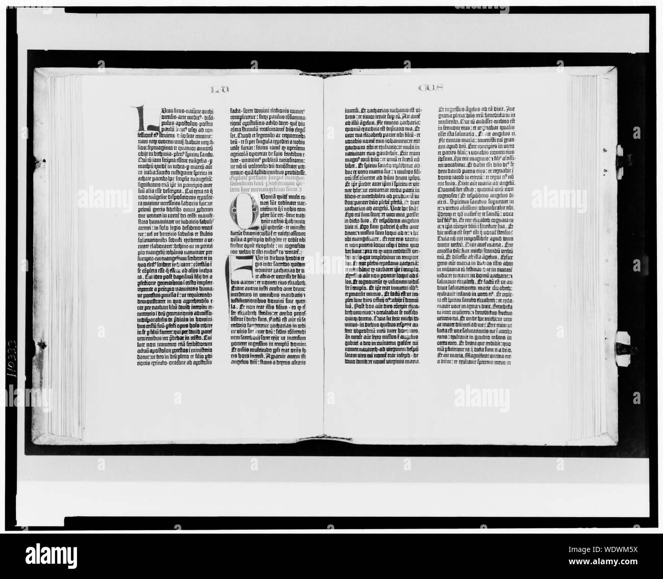 Bible de Gutenberg a ouvert au début de l'Évangile de Luc Abstract/moyenne : 1 : impression typo. Banque D'Images