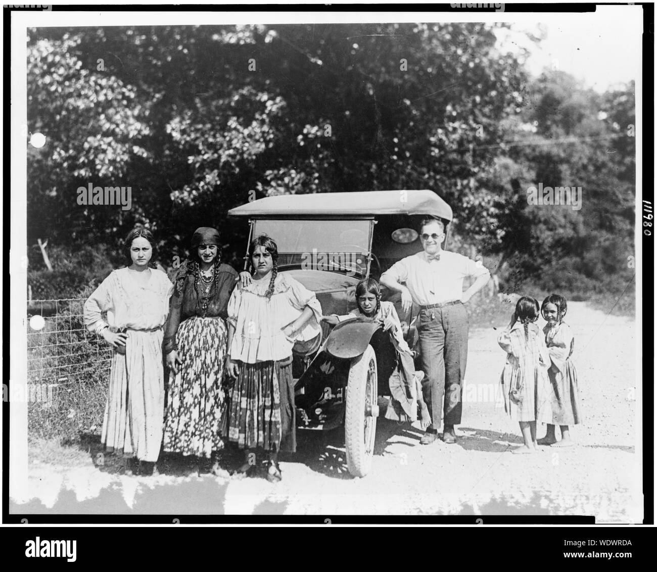 Les femmes et les enfants tziganes, et l'homme avec le résumé de l'automobile/moyenne : 1 tirage photographique. Banque D'Images