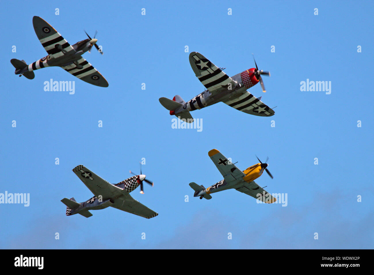 L 'ultime Warbirds' affichage à Eastbourne's International Airshow, août 2019. Haut en bas - Spitfire, Thunderbolt, Hispano (ME 109), Mustang. Banque D'Images