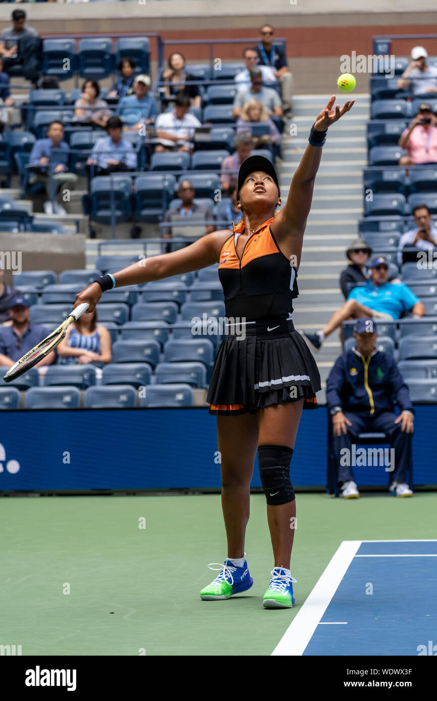Naomi Osaka (JPN) en compétition dans le premier tour de l'US Open de Tennis  2019 vêtue de son nouveau x NikeCourt Sacai, tenue de tennis le 27 août 2019  à New York,