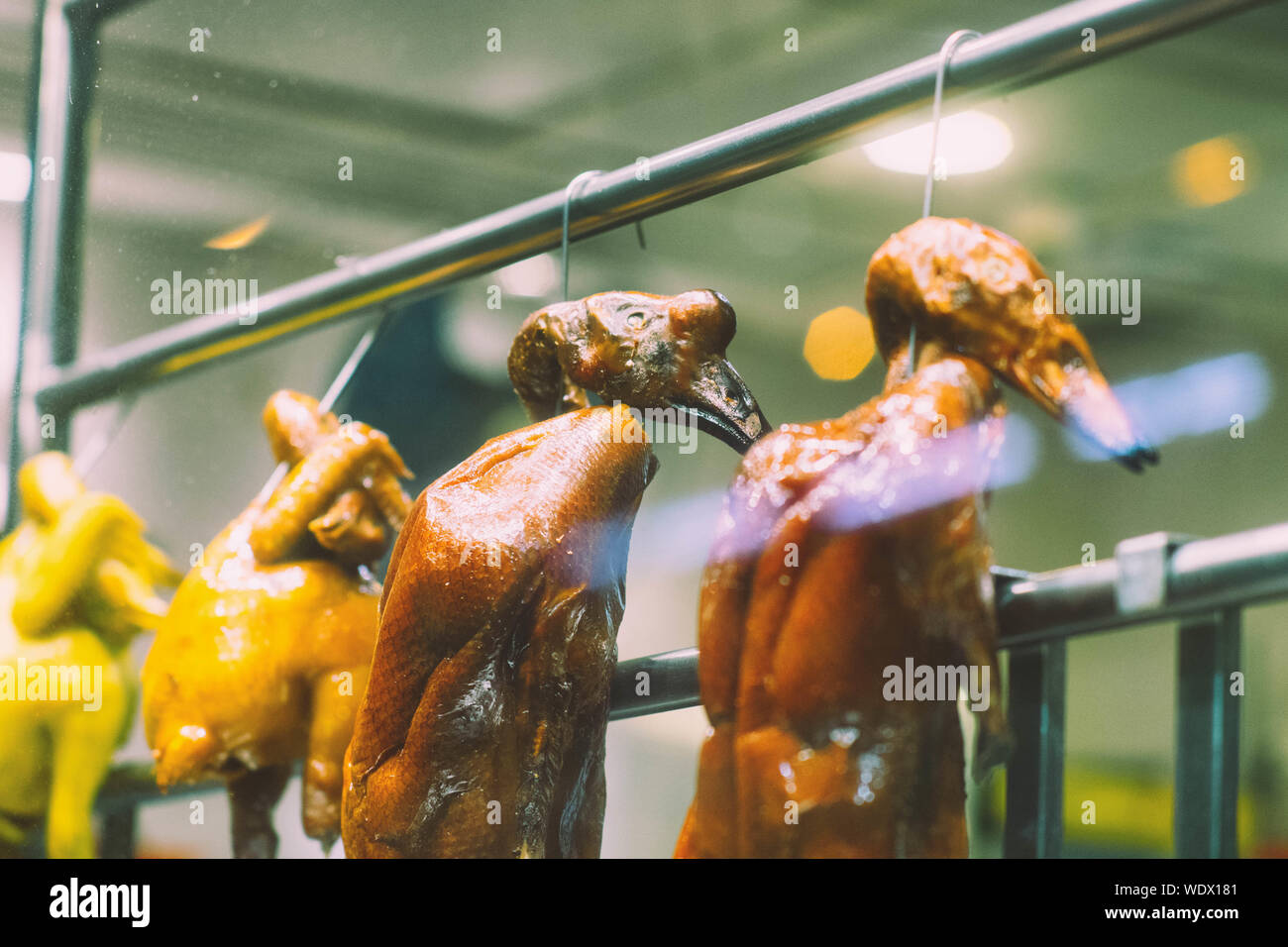 Hanging oie rôtie à Hong Kong, un aliment commun en Asie. Banque D'Images