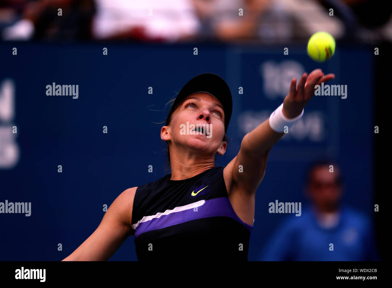 New York, États-Unis. Août 29, 2019. Flushing Meadows, New York, United States - 29 août, 2019 - Numéro 4, de semences de la Roumanie : Simona, servant à American Taylor Townsend en action lors de leur deuxième match à l'US Open à Flushing Meadows, New York le jeudi. Townsend bouleversé en trois ensembles à l'avance pour le troisième tour. Crédit : Adam Stoltman/Alamy Live News Banque D'Images