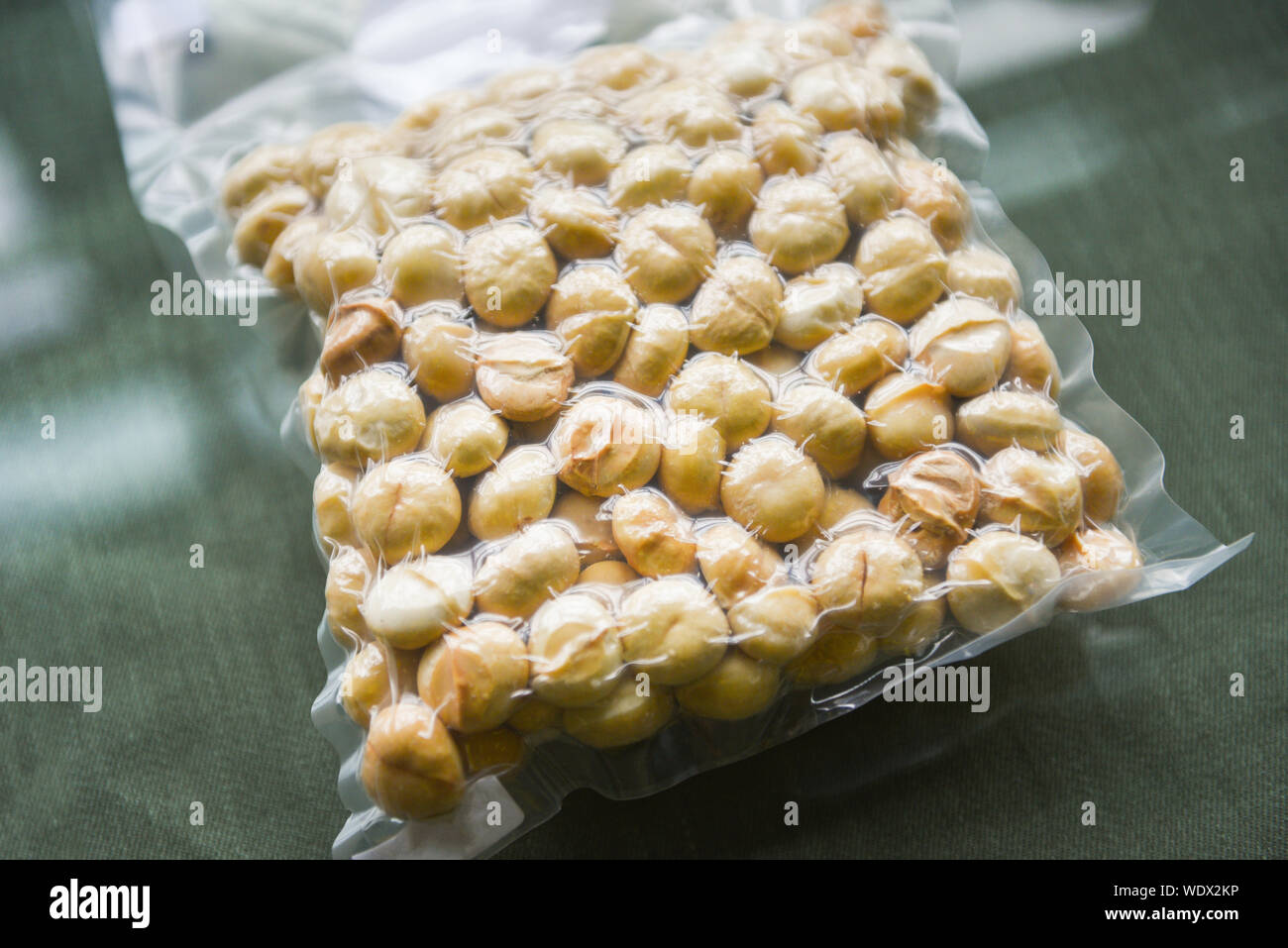 Les noix de macadamia en emballage sous vide / macadamia décortiquées de haute teneur en protéines naturelles pour le séchage Banque D'Images