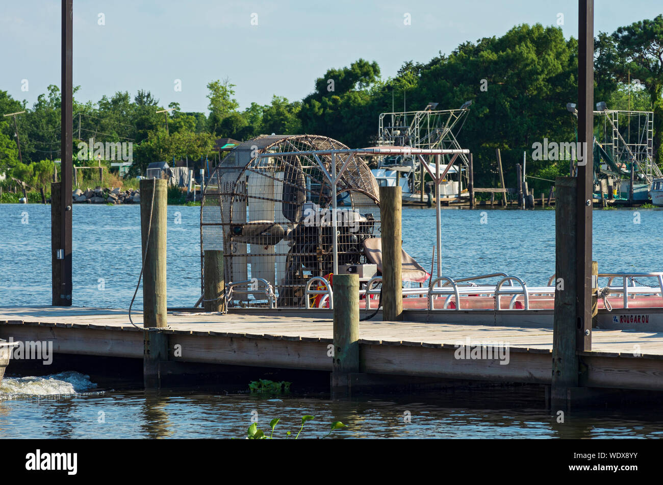 Lafitte, LA/USA - Juin 13, 2019 : hydroglisseur accoste au quai. Les opérateurs Airboat Tours donner à travers les marais de cyprès de la région du delta du fleuve Mississippi. Banque D'Images