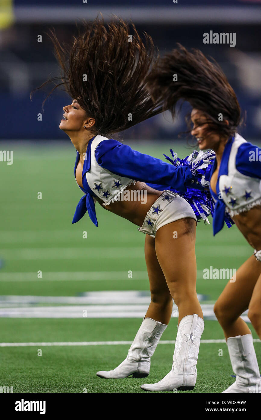 Arlington, Texas, USA. Août 29, 2019. Dallas Cowboys cheerleaders en action lors de la pré-saison match entre l'équipe des Tampa Bay Buccaneers et les Dallas Cowboys à l'AT & T Stadium à Arlington, au Texas. Crédit : Dan Wozniak/ZUMA/Alamy Fil Live News Banque D'Images