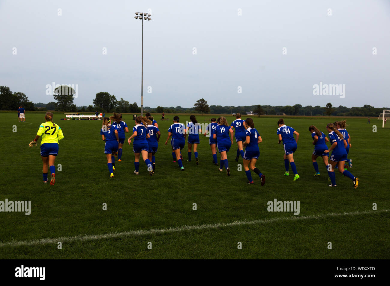 Une école de l'équipe de soccer des filles prend le champ à Marie Park à Fort Wayne, Indiana, USA. Banque D'Images
