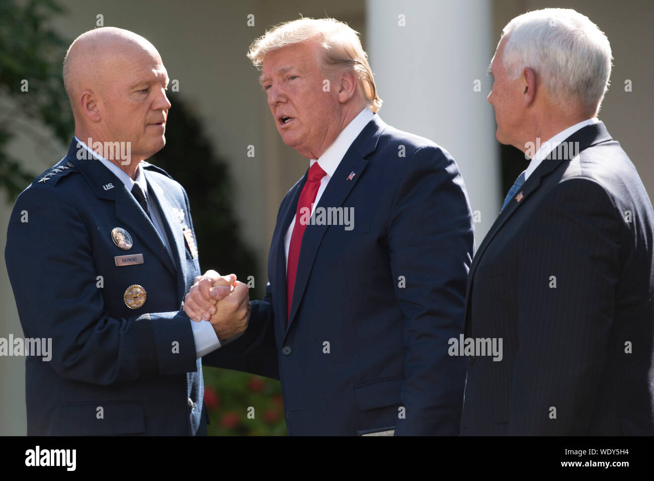 Le président Donald J. Trump, serre la main avec le nouveau commandant de l'US Space Command, le général de l'Armée de l'Air John W. Raymond, après la conclusion de la cérémonie sur la création de l'US Space Command, la Maison Blanche, Washington, D.C., le 29 août 2019. (DoD photo par Lisa Ferdinando) Banque D'Images