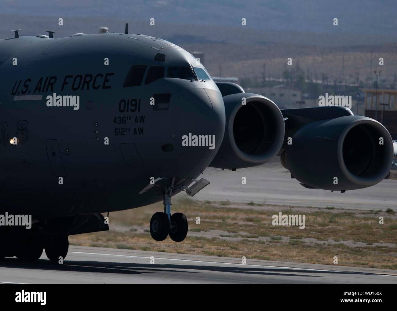 Un C-17A Globemaster III de cargo affecté à la 436e Airlift Wing (AW) à Dover Air Force Base (AFB), New York, décolle de la base aérienne Nellis AFB, Nevada, le 8 août 2019. La 436e offre le transport aérien mondial rapide AW, prêtes au combat de la Marine et de l'appui d'installation inégalée. (U.S. Air Force photo par un membre de la 1re classe Bryan Guthrie) Banque D'Images Un C-17A Globemaster III de cargo affecté à la 436e Airlift Wing (AW) à Dover Air Force Base (AFB), New York, décolle de la base aérienne Nellis AFB, Nevada, le 8 août 2019. La 436e offre le transport aérien mondial rapide AW, prêtes au combat de la Marine et de l'appui d'installation inégalée. (U.S. Air Force photo par un membre de la 1re classe Bryan Guthrie) Banque D'Images