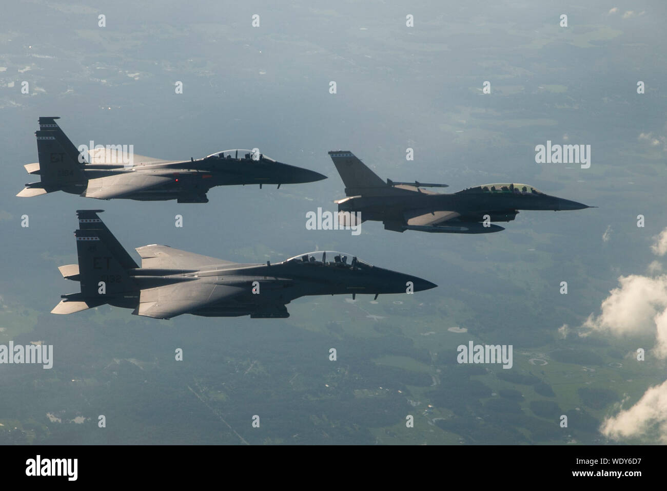 Deux F-16D Fighting Falcon et deux F-15E Strike Eagle de la 96e Escadre de test, Eglin AFB, en Floride, effectuer un survol de la formation de la National Collegiate Athletic Association football de la saison à Orlando, en Floride, le 24 août, 2019. Les Hurricanes de Miami a joué contre les Gators de la Floride au cours de la première partie de football de la saison 2019. (U.S. Air Force photo de Joshua SrA Hoskins) Banque D'Images