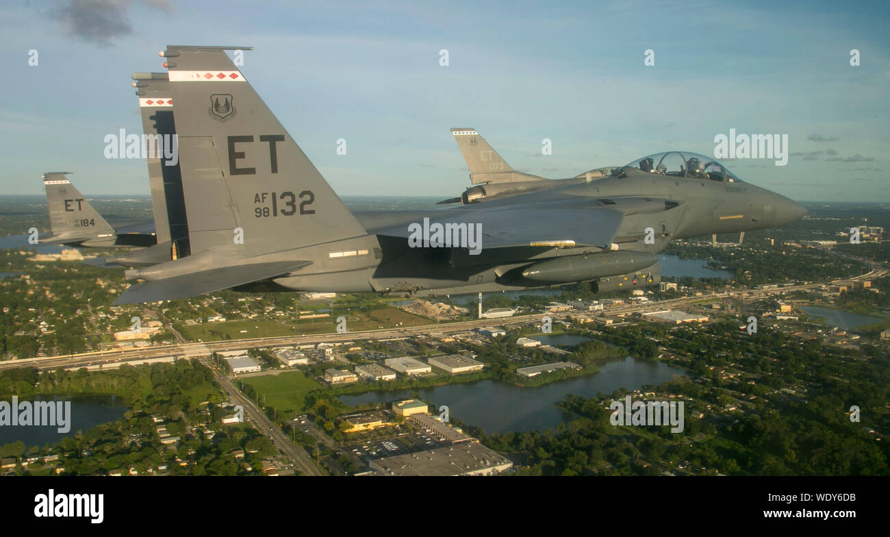 Deux F-16D Fighting Falcon et deux F-15E Strike Eagle de la 96e Escadre de test, Eglin AFB, en Floride, effectuer un survol de la formation de la National Collegiate Athletic Association football de la saison à Orlando, en Floride, le 24 août, 2019. Les Hurricanes de Miami a joué contre les Gators de la Floride au cours de la première partie de football de la saison 2019. (U.S. Air Force photo de Joshua SrA Hoskins) Banque D'Images