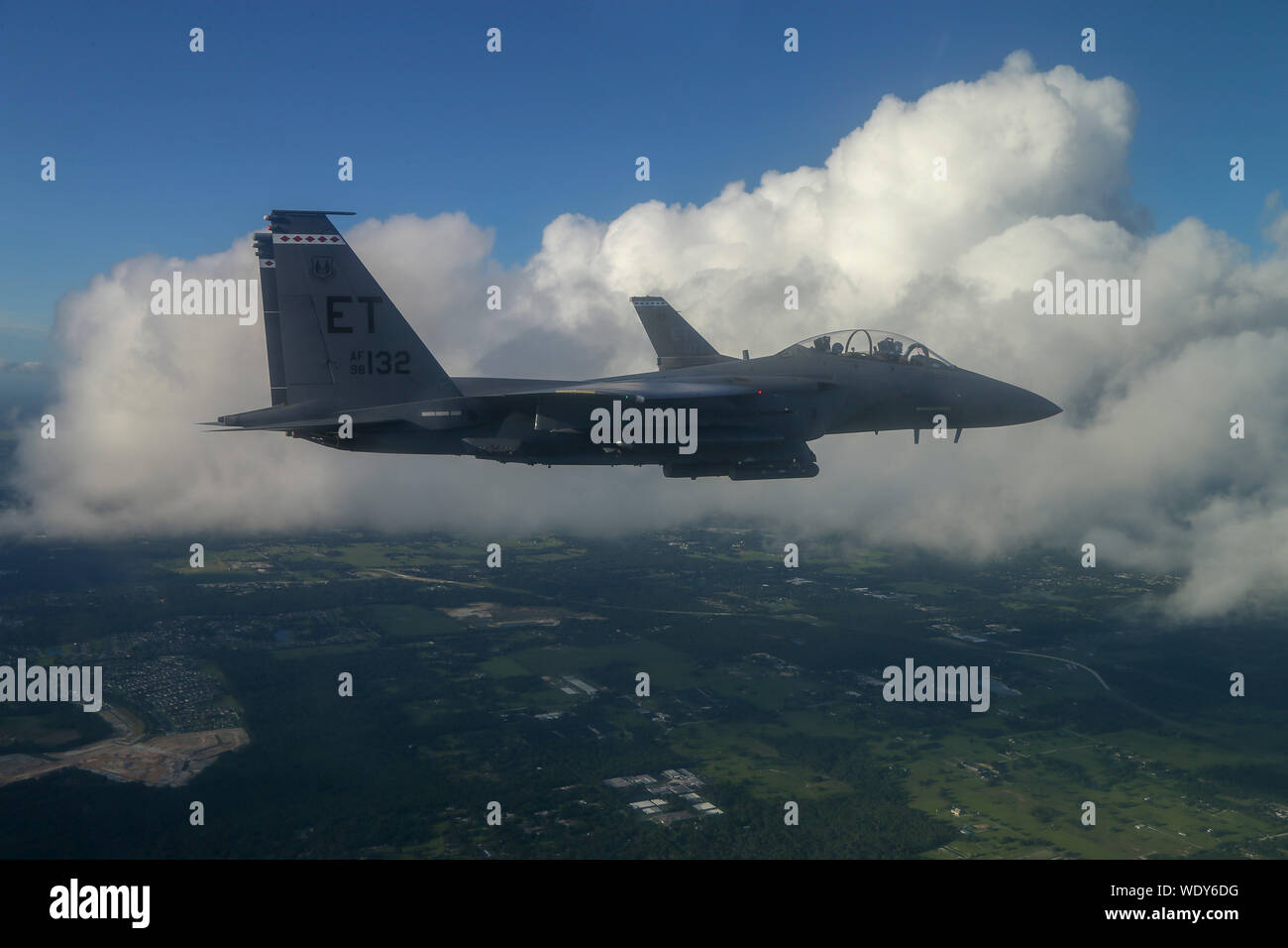 Deux F-16D Fighting Falcon et deux F-15E Strike Eagle de la 96e Escadre de test, Eglin AFB, en Floride, effectuer un survol de la formation de la National Collegiate Athletic Association football de la saison à Orlando, en Floride, le 24 août, 2019. Les Hurricanes de Miami a joué contre les Gators de la Floride au cours de la première partie de football de la saison 2019. (U.S. Air Force photo de Joshua SrA Hoskins) Banque D'Images