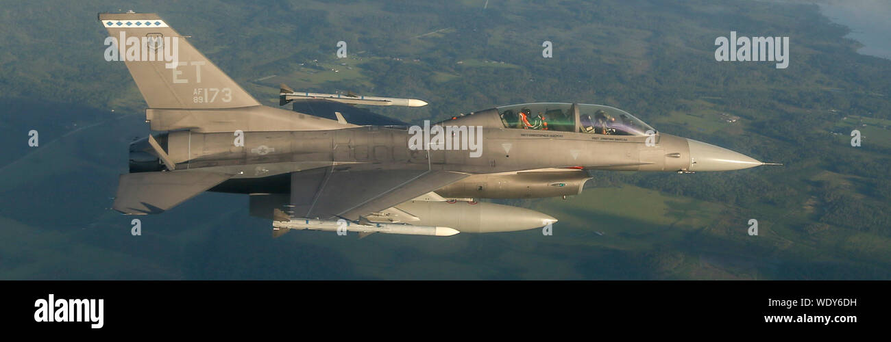 Un F-16D Fighting Falcon pilote d'Eglin AFB, en Floride, montre la fierté de son alma mater en affichant le drapeau des ouragans de Miami avant d'un toboggan à Orlando, en Floride, le 24 août, 2019. Quatre avions de combat de la 96e Escadre d'essai effectué la formation avant l'autopont de la National Collegiate Athletic Association de la saison entre la Floride et les alligators. (U.S. Air Force photo de Joshua SrA Hoskins) Banque D'Images
