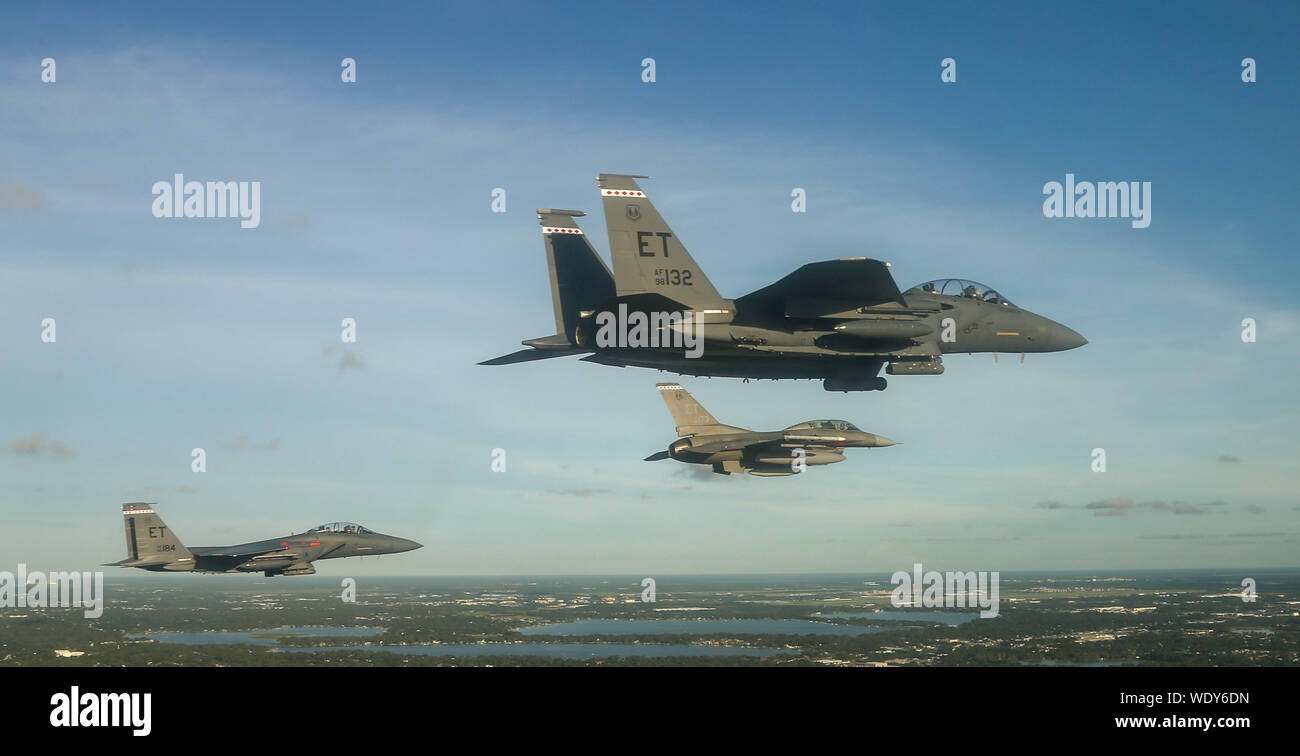 Deux F-16D Fighting Falcon et deux F-15E Strike Eagle de la 96e Escadre de test, Eglin AFB, en Floride, effectuer un survol de la formation de la National Collegiate Athletic Association football de la saison à Orlando, en Floride, le 24 août, 2019. Les Hurricanes de Miami a joué contre les Gators de la Floride au cours de la première partie de football de la saison 2019. (U.S. Air Force photo de Joshua SrA Hoskins) Banque D'Images