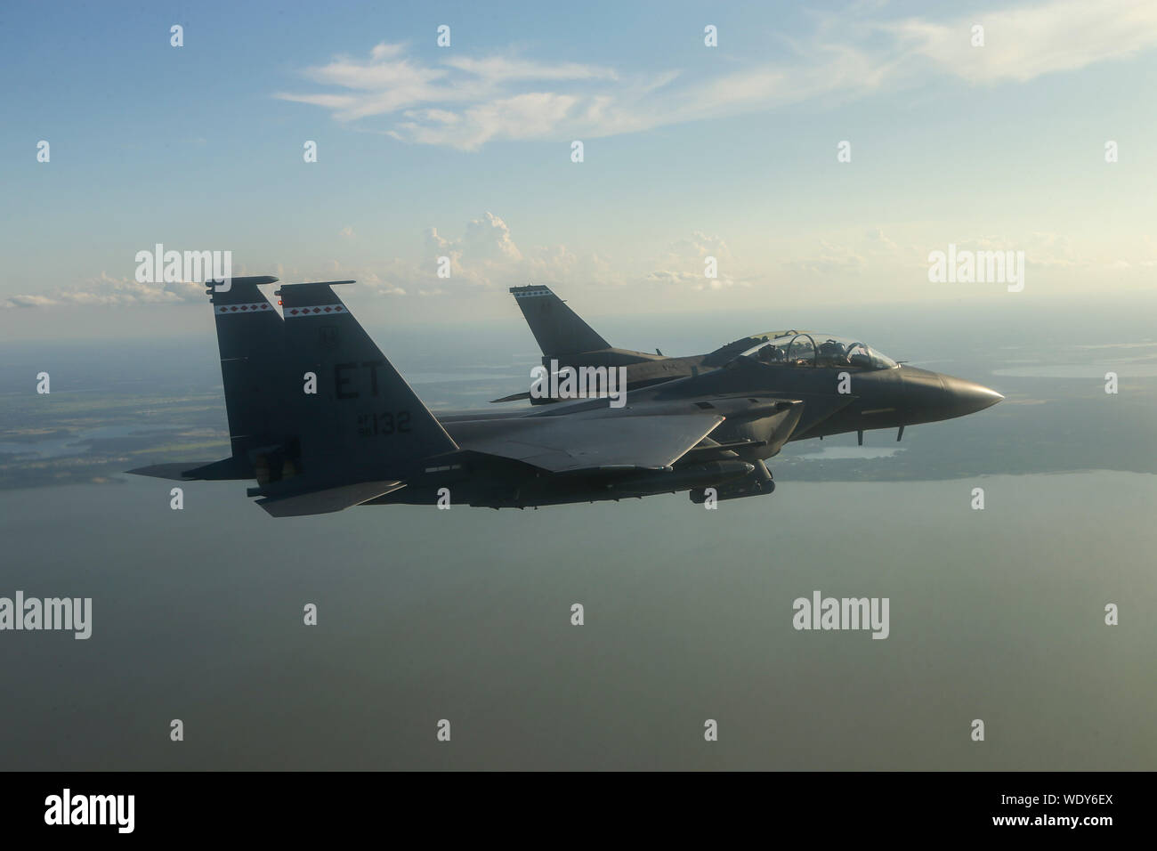 Deux F-16D Fighting Falcon et deux F-15E Strike Eagle de la 96e Escadre de test, Eglin AFB, en Floride, effectuer un survol de la formation de la National Collegiate Athletic Association football de la saison à Orlando, en Floride, le 24 août, 2019. Les Hurricanes de Miami a joué contre les Gators de la Floride au cours de la première partie de football de la saison 2019. (U.S. Air Force photo de Joshua SrA Hoskins) Banque D'Images