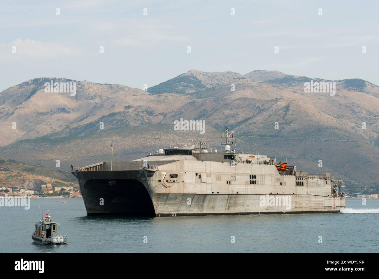 L'USNS Carson City (T-EPF-7) arrive à la base navale américaine (NSA) port de Gaeta de Naples, le 29 août 2019. NSA Naples est un base opérationnelle à terre qui permet aux alliés des États-Unis, et les forces du pays partenaire, d'être là où ils sont nécessaires, lorsqu'ils sont nécessaires pour assurer la sécurité et la stabilité en Europe, d'Afrique et d'Asie du Sud-Ouest. (U.S. Photo par marine Spécialiste de la communication de masse 2e classe Donavan K. Patubo) Banque D'Images