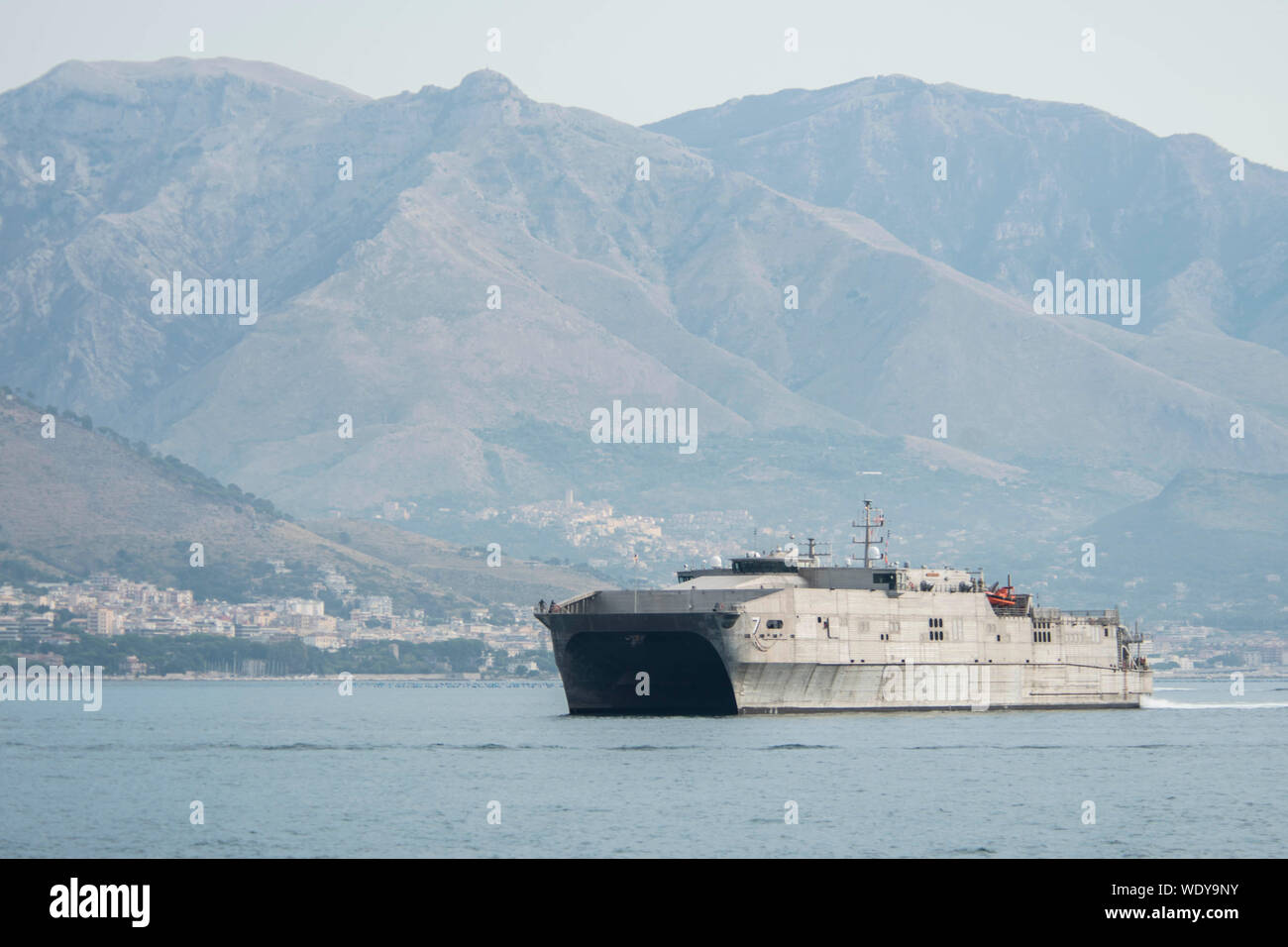 L'USNS Carson City (T-EPF-7) transits le golfe de Gaeta dans la mer Tyrrhénienne sur son chemin à la base navale américaine (NSA) port de Gaeta de Naples, le 29 août 2019. NSA Naples est un base opérationnelle à terre qui permet aux alliés des États-Unis, et les forces du pays partenaire, d'être là où ils sont nécessaires, lorsqu'ils sont nécessaires pour assurer la sécurité et la stabilité en Europe, d'Afrique et d'Asie du Sud-Ouest. (U.S. Photo par marine Spécialiste de la communication de masse 2e classe Donavan K. Patubo) Banque D'Images