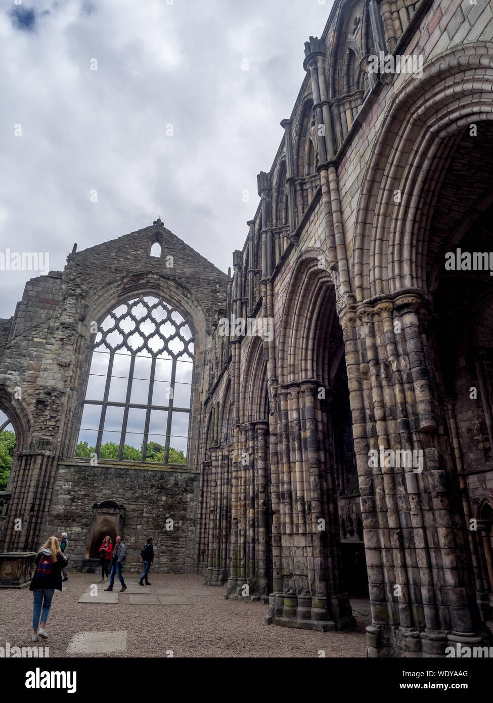 Ruines de l'abbaye de Holyrood, le 28 juillet 2017 à Edimbourg, Ecosse. Holyrood Palace est la résidence officielle du monarque britannique à Ed Banque D'Images