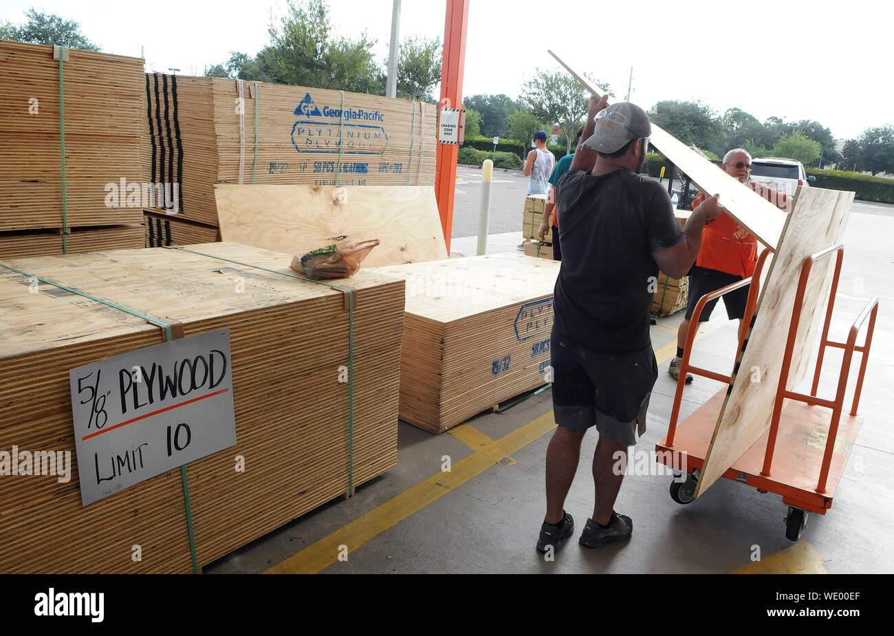 Titusville, États-Unis. Août 29, 2019. Un client charge feuilles de contreplaqué dans un panier dans un magasin Home Depot en vue de l'arrivée de l'Ouragan Dorian qui devrait devenir un ouragan de catégorie 4 avant de prendre les côtes de la Floride sur la fête du Travail. Credit : SOPA/Alamy Images Limited Live News Banque D'Images