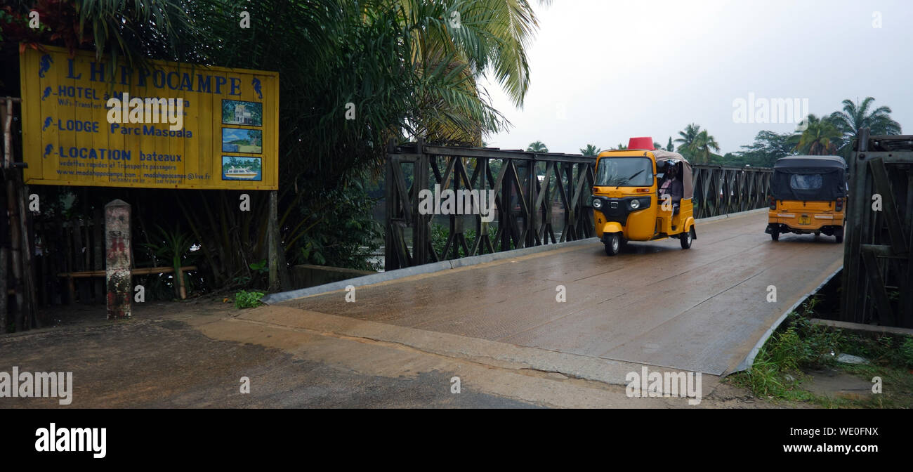 Tuk-tuks crossing bridge, Maroantsetra, Madagascar. pas MR ou PR Banque D'Images