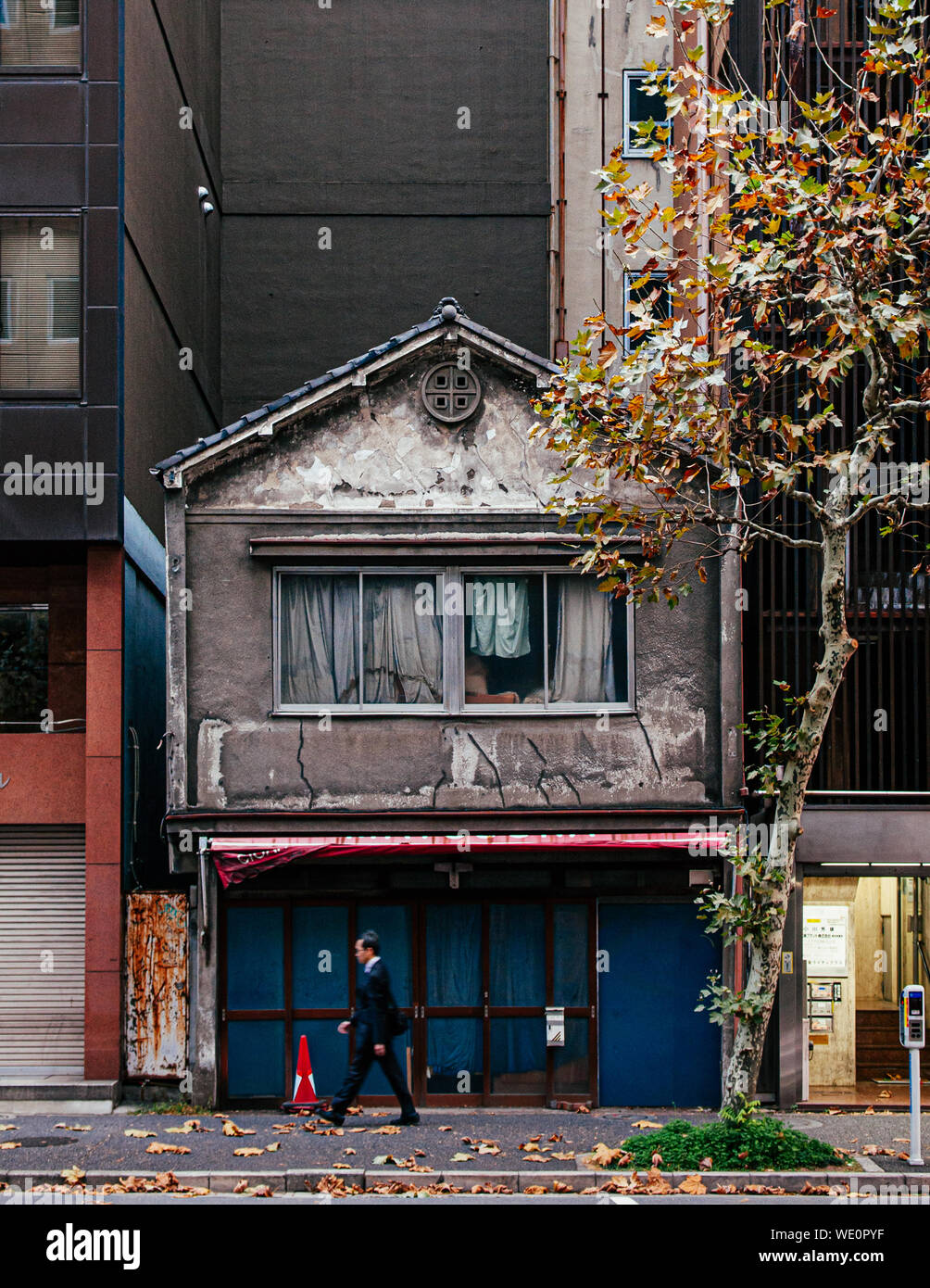 DEC 5, 2018 Tokyo, Japon - vieille petite maison japonaise entre les bâtiments modernes à Kanda quartier d'affaires proche de centre-ville de Tokyo avec l'homme d'affaires local w Banque D'Images