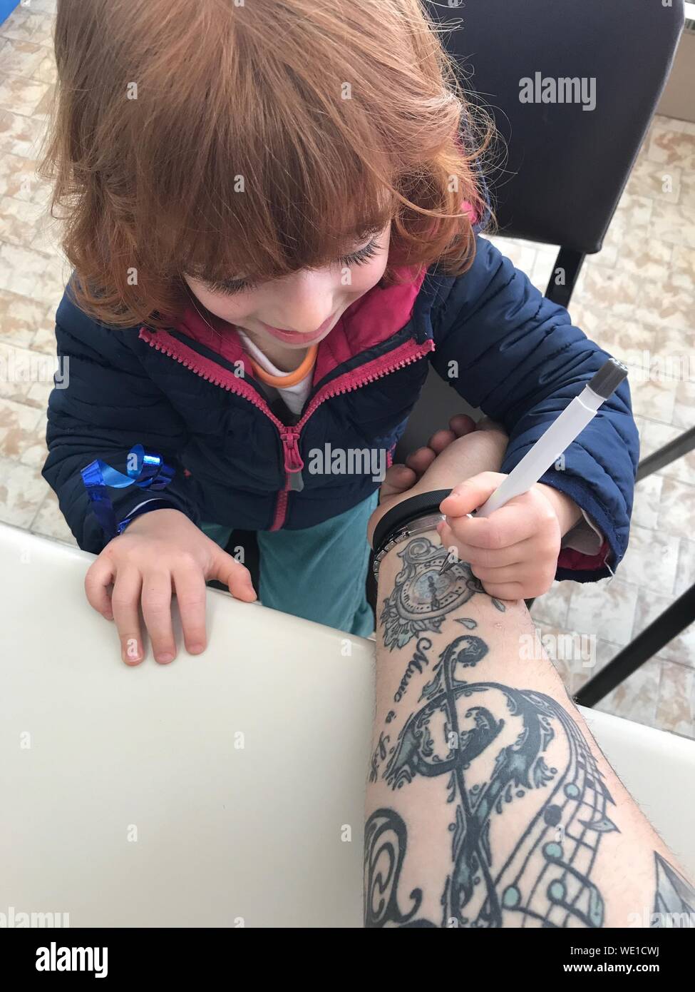 Garcon Avec Tatouage Banque D Image Et Photos Alamy Garcon Avec Tatouage Banque D Image Et Photos Alamy