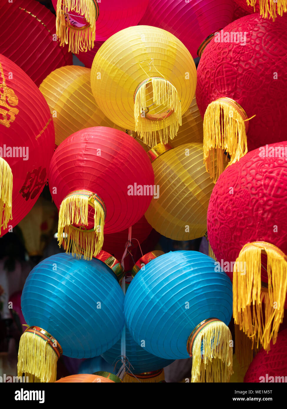 Des lanternes en papier dans des couleurs primaires à vendre au Vietnam. Banque D'Images