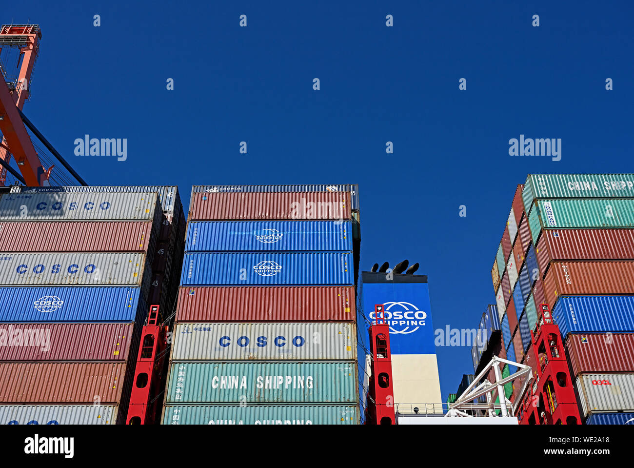 Port de Rotterdam, Pays-Bas - 2019.08.08 : conteneurs arrimés sur le pont du navire porte-conteneurs chinois cosco shipping scorpion (omi n° 9789635) de l'UE au quai Banque D'Images