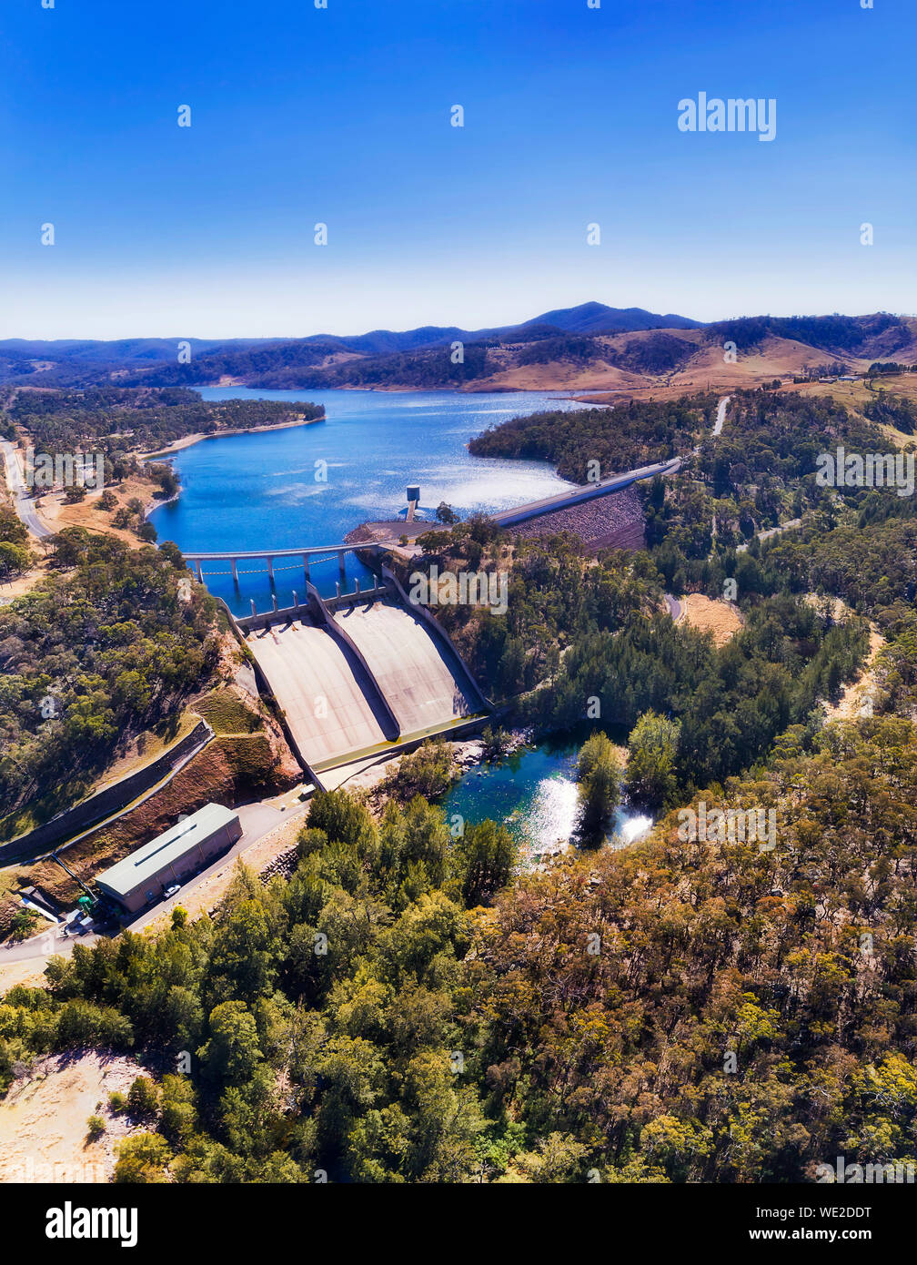 Mode de déversement du barrage hydro-électrique sur la rivière Coxs qui forme le lac près de Lyell Lithgow dans les Montagnes Bleues de l'Australie. Aerial view avec surroundi Banque D'Images