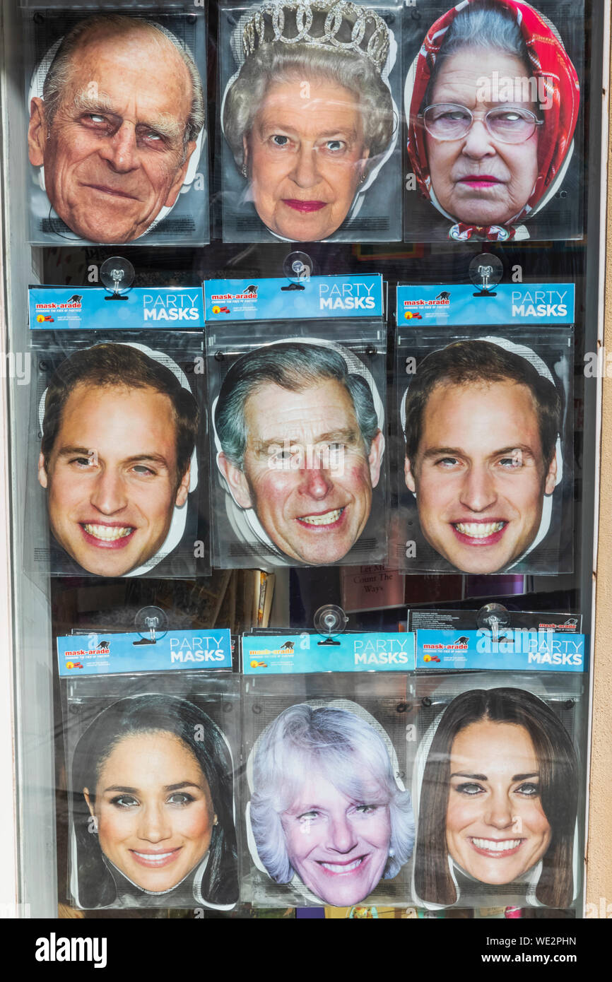 L'Angleterre, Berkshire, masques souvenirs représentant les membres de la famille royale britannique Banque D'Images