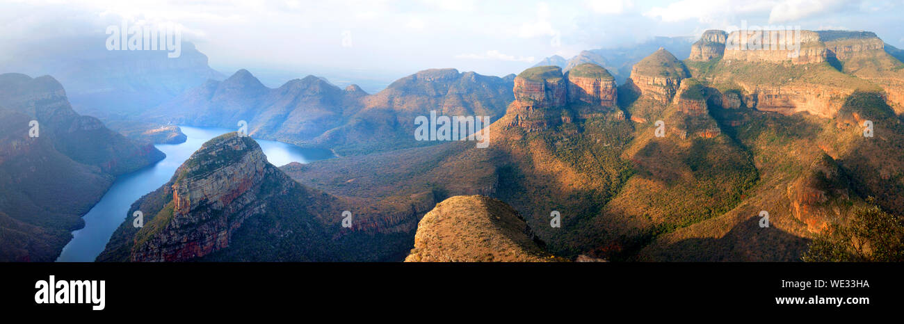 Blyde River Canyon et Trois Rondavels dans le parc national des montagnes du Drakensberg, panorana sur fond clair beau coucher de soleil, vue du dessus, Afrique du Sud Banque D'Images