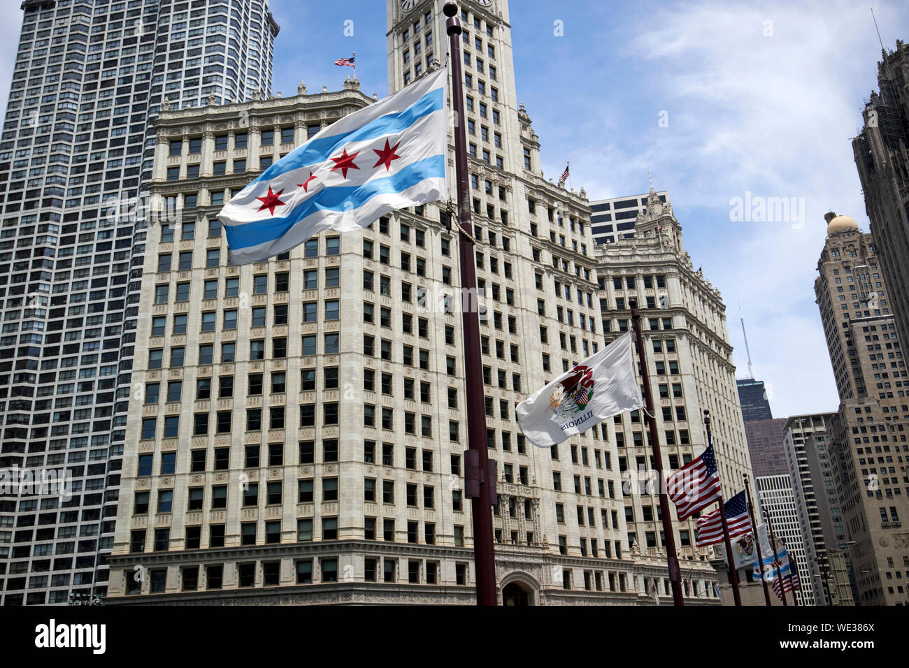 Chicago Illinois Etats-Unis d'Amérique et drapeaux au vent sur le pont dusable Michigan Avenue Chicago Chicago Banque D'Images