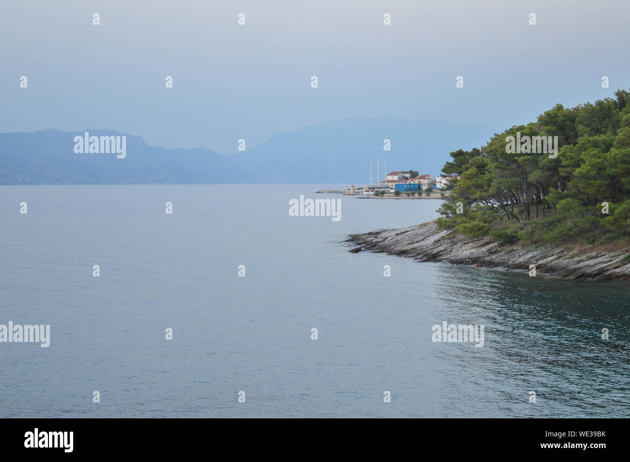 Côte de l'île de Brač dans dusk Banque D'Images