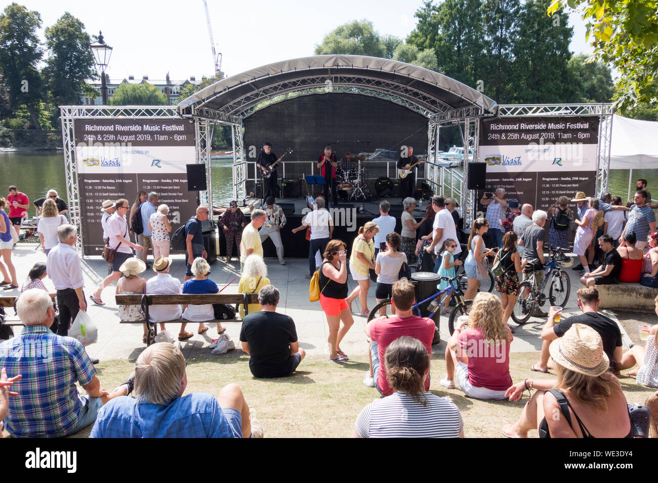 Les gens qui profitent d'un festival de musique sur le bord de la rivière à Richmond, Surrey, Angleterre, Royaume-Uni Banque D'Images