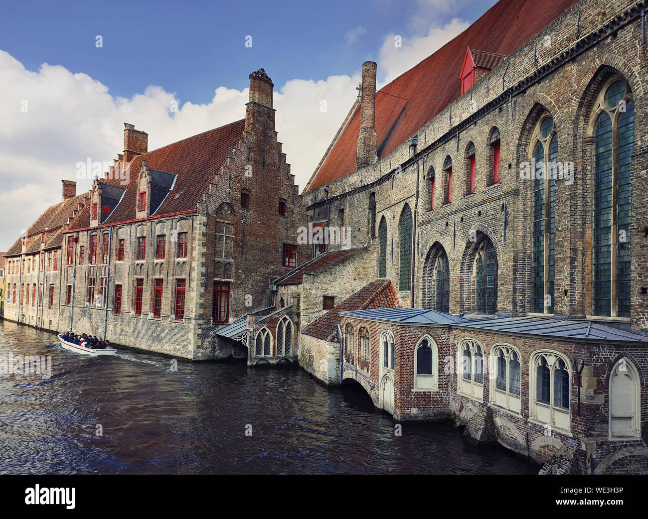 L'extérieur de l'architecture de l'hôpital Molenbeek-saint, le vieux édifices de la ville sur l'eau canaux de Bruges, Belgique. Banque D'Images