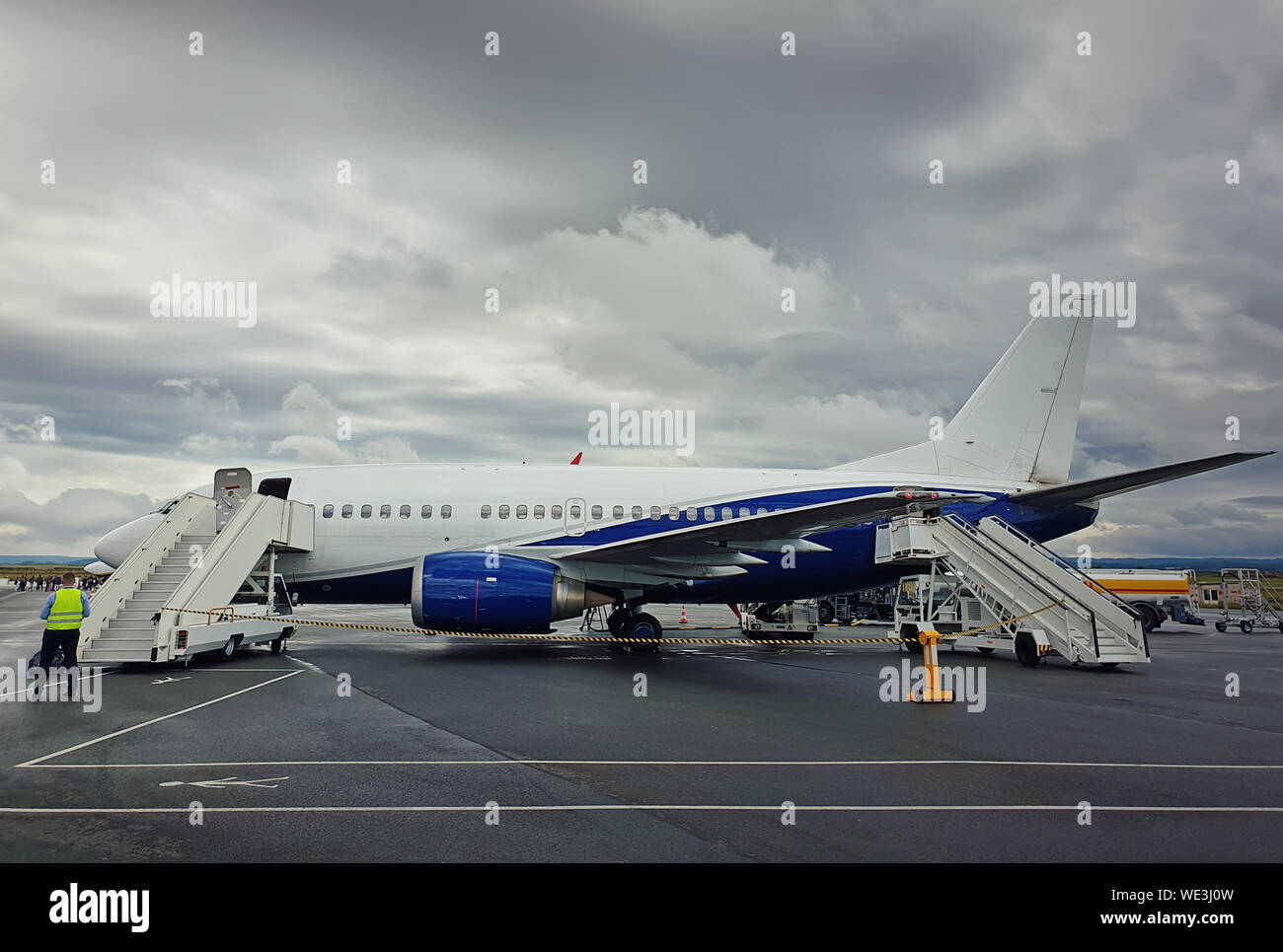 Avion prêt pour l'embarquement à l'aéroport dans un jour nuageux. Transport de passagers à l'aéroport Charles de Gaulle à Paris. L'industrie de voyage et de concepts. Banque D'Images