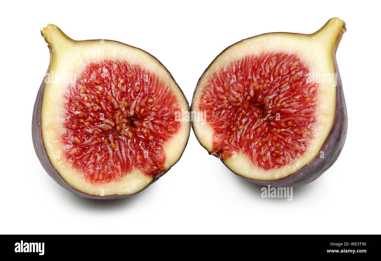 Deux demi-purple fig fruits isolé sur fond blanc Banque D'Images
