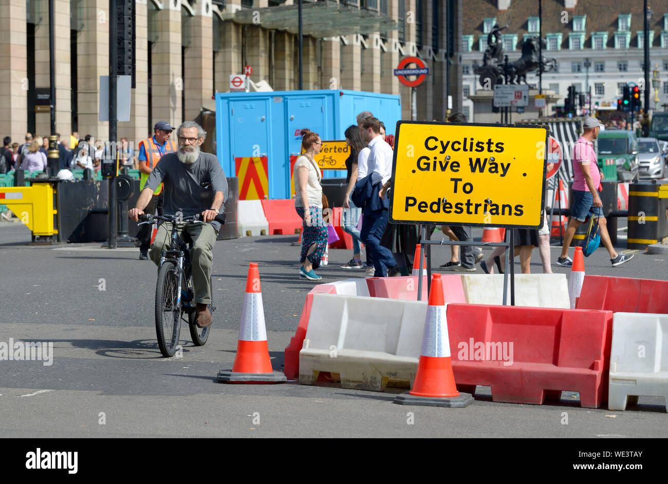 Londres, Angleterre, Royaume-Uni. Fermeture de route sur Bridge Street, la place du Parlement. Cycles seulement admis - céder le passage aux piétons Banque D'Images