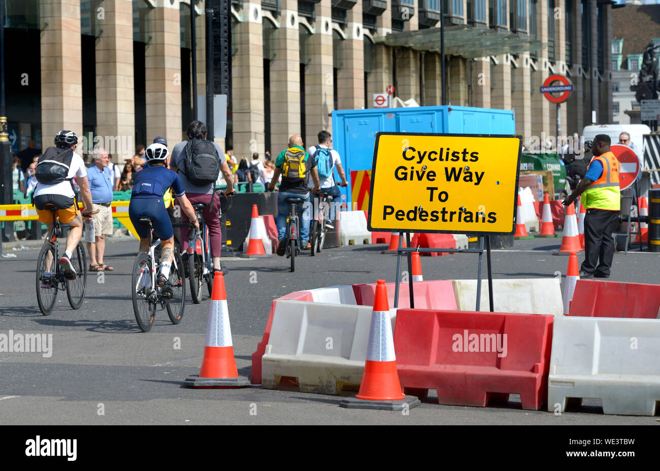 Londres, Angleterre, Royaume-Uni. Fermeture de route sur Bridge Street, la place du Parlement. Cycles seulement admis - céder le passage aux piétons Banque D'Images