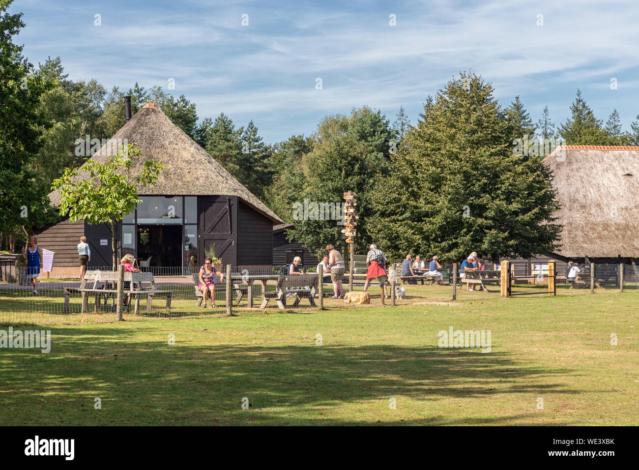 Visiteurs à Dutch bergerie près de la lande de Veluwe Néerlandais Banque D'Images