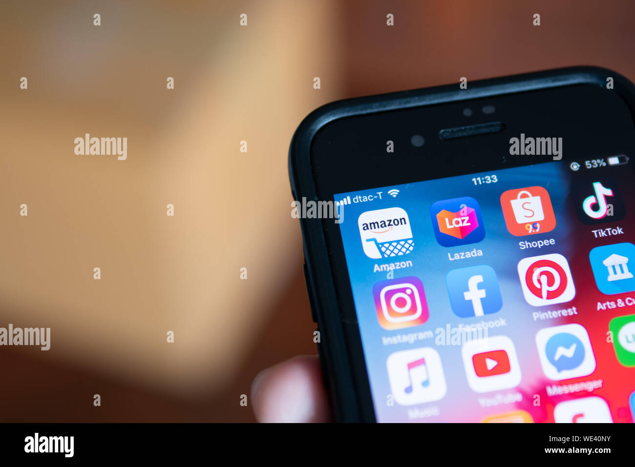 Bangkok, Thaïlande - 22 août 2019 : l'iPhone 7 montrant l'écran avec Amazon et d'autres achats en ligne icône de l'application. Banque D'Images