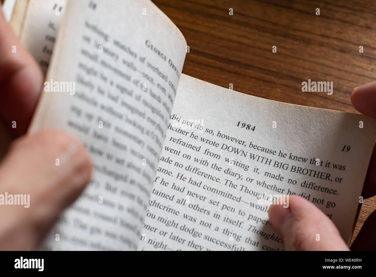 Bangkok, Thaïlande - 19 août 2019 : les gens à lire '1984' roman de George Orwell. Banque D'Images