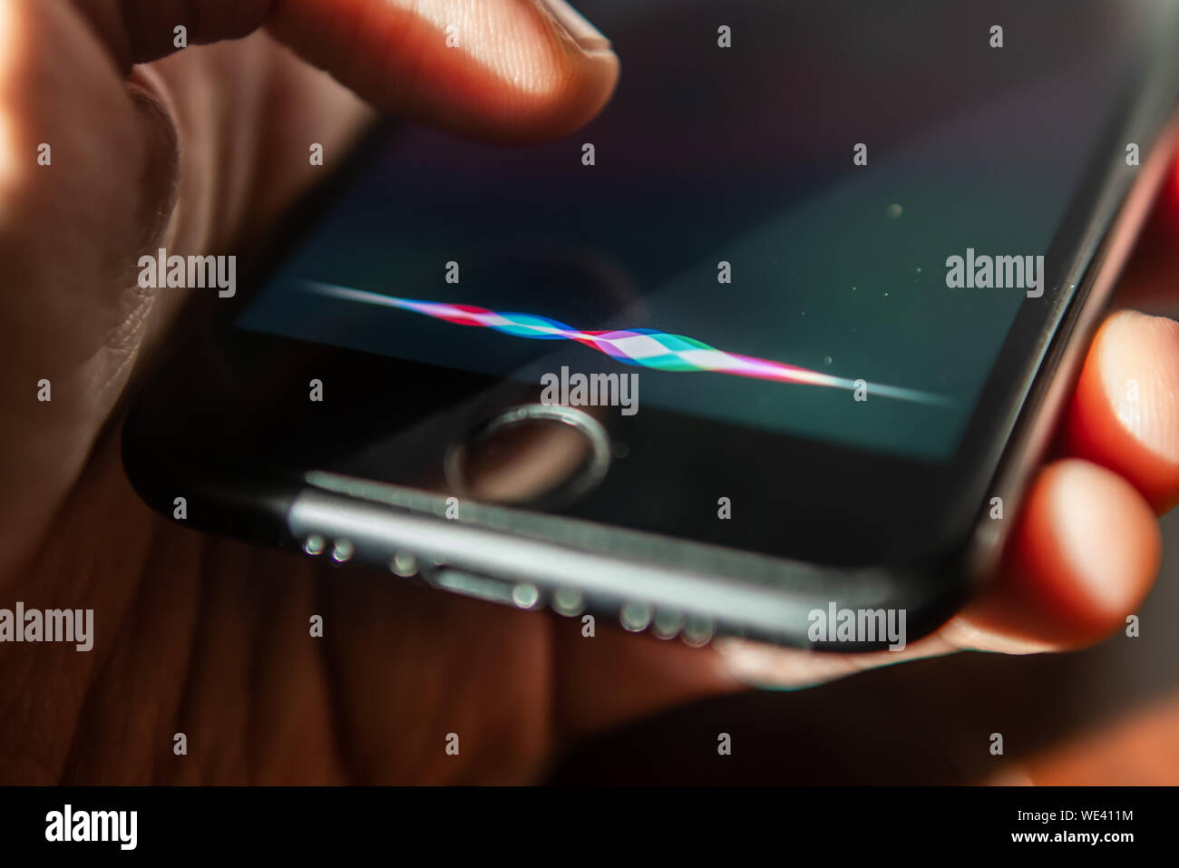 Bangkok, Thaïlande - 30 juillet 2019 : Apple iPhone 7 montrant l'écran avec Siri app. Banque D'Images