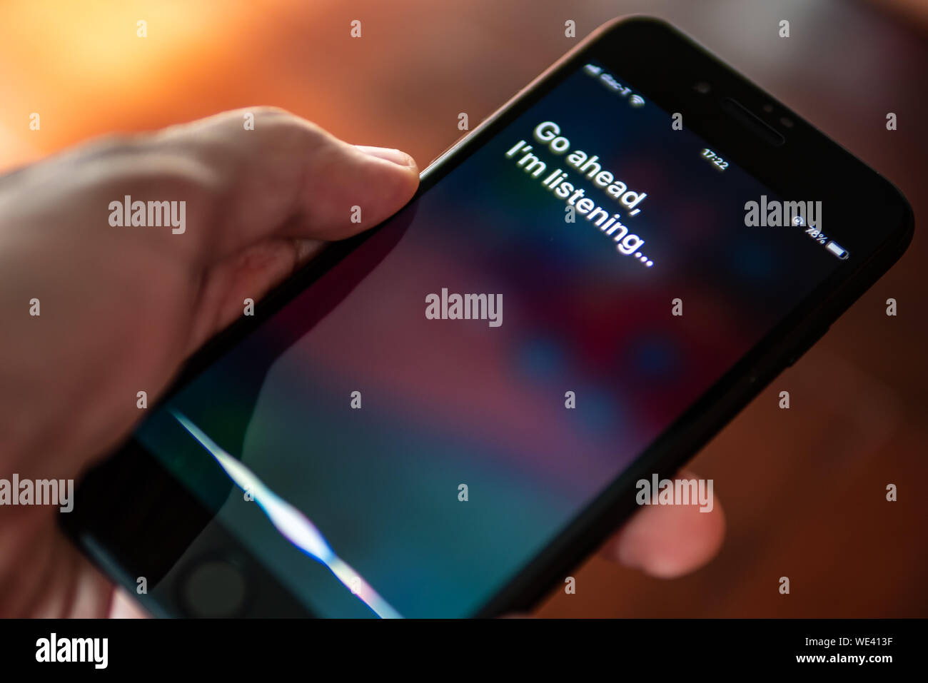 Bangkok, Thaïlande - 30 juillet 2019 : Siri, l'assistant numérique à activation vocale, indique à l'utilisateur de l'iPhone pour lui demander en montrant le texte "Allez-y, je suis l Banque D'Images