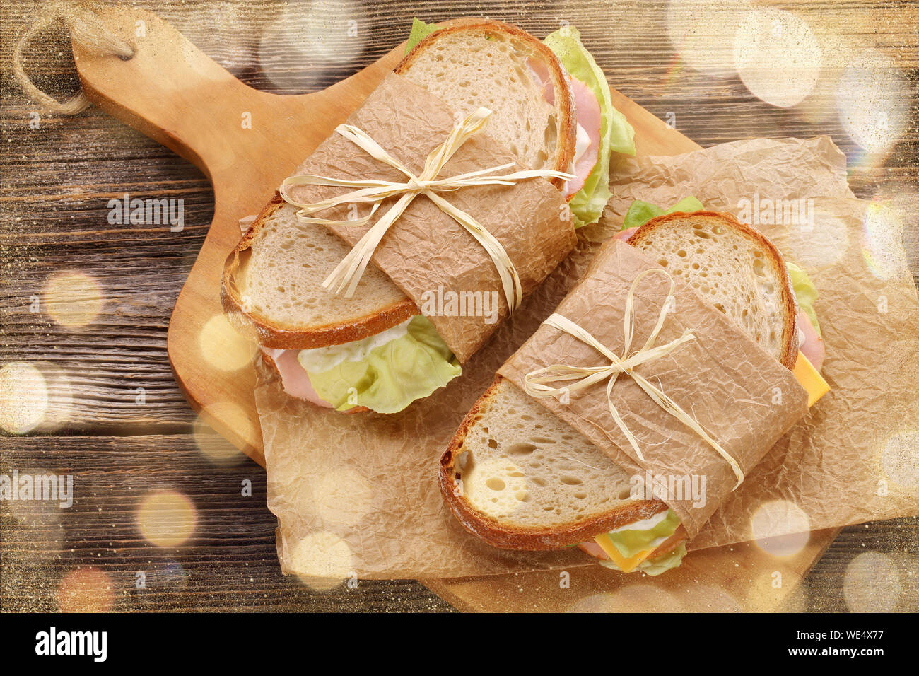 Sandwich de pain blanc avec du jambon fromage et laitue Banque D'Images