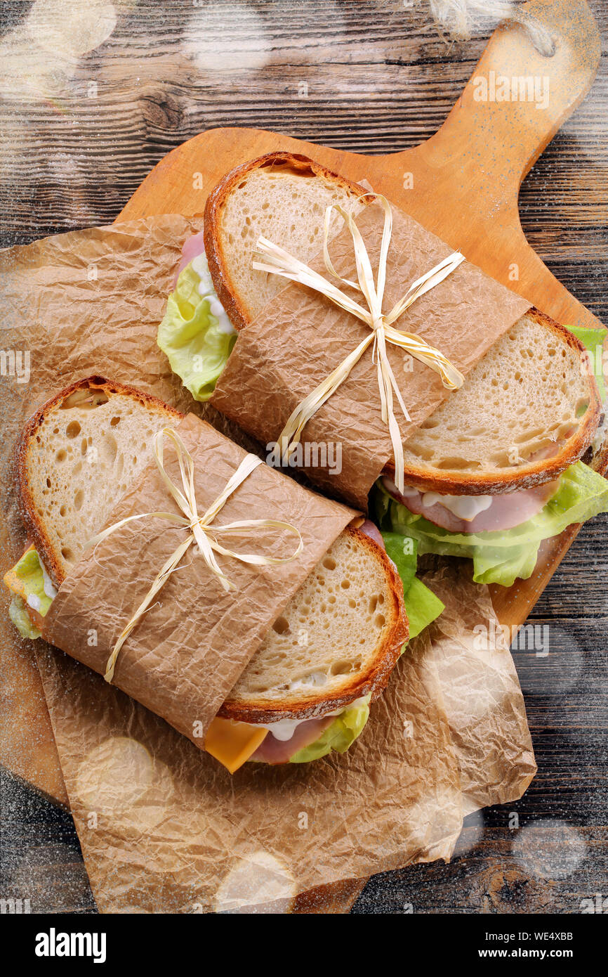 Sandwich de pain blanc avec du jambon fromage et laitue Banque D'Images